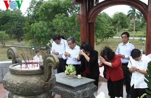 Vize-Parlamentspräsidentin Ngan besucht Friedhof in der Zitadelle Quang Tri 