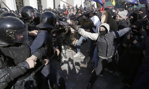 Zusammenstöße vor dem ukrainischen Parlamentsgebäude