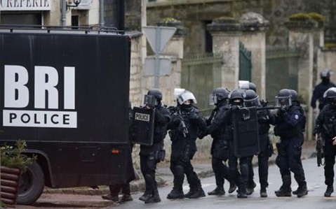 Frankreich: Sicherheitskräfte jagen “Charlie Hebdo”-Attentäter