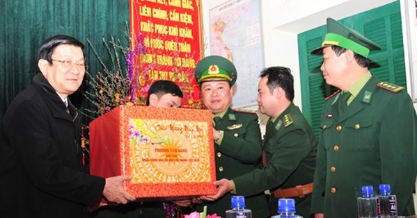 Der Staatspräsident beglückwünscht Soldaten in Lao Cai