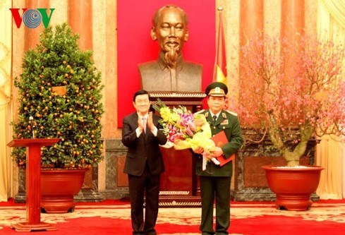 Staatschef überreicht Dienstgrad des Generalleutnants an Vize-Parlamentspräsident Huynh Ngoc Son