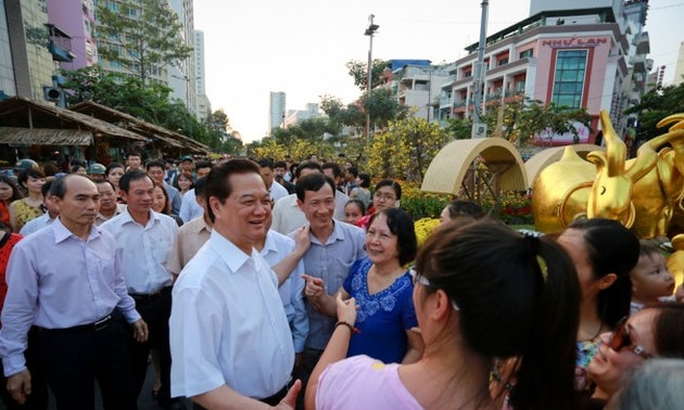 Der Premierminister besucht Blumenstraße in Ho Chi Minh Stadt 