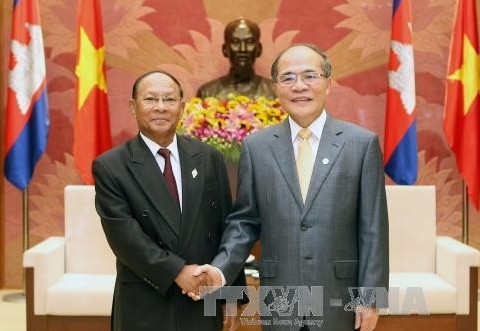 Parlamentspräsident Nguyen Sinh Hung trifft Kambodschas  Parlamentspräsidenten