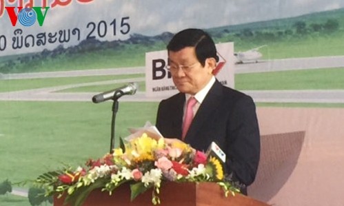 Staatspräsident Truong Tan Sang nimmt an Einweihung des Flughafens Attapeu teil