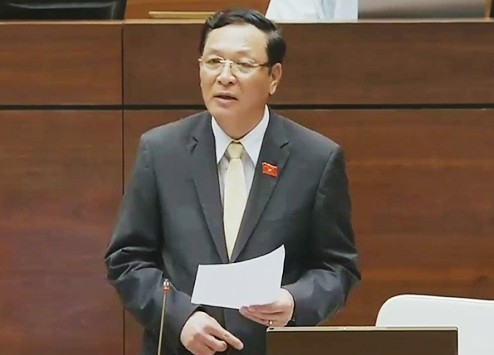 Bildungsminister Pham Vu Luan stellt sich dem Parlament
