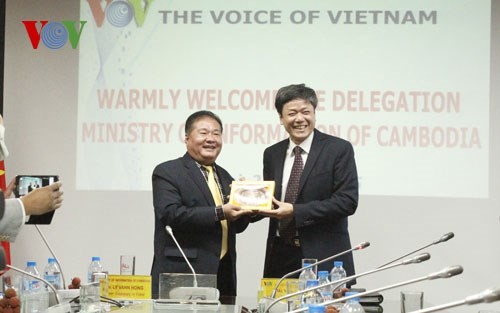 Kambodschanische Journalistendelegation besucht die Stimme Vietnams