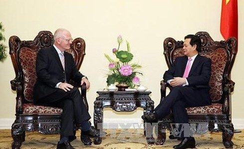 Premierminister Nguyen Tan Dung trifft den EU-Botschafter und den ungarnischen Botschafter