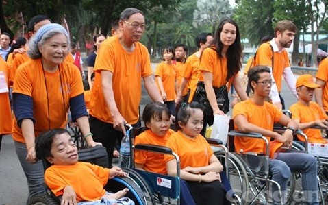 Fast 8000 Menschen nehmen am Spaziergang für Agent-Orange-Opfer teil