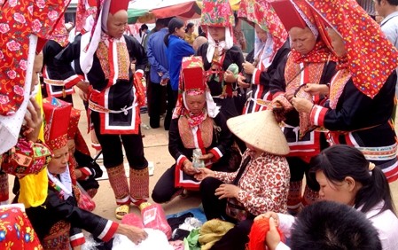 Treffen zum Festtag “Kieng gio” der Volksgruppe der Dao in Binh Lieu