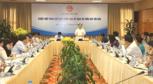 Vize-Premierminister Hoang Trung Hai leitet Auszahlung der Entwicklungshilfe