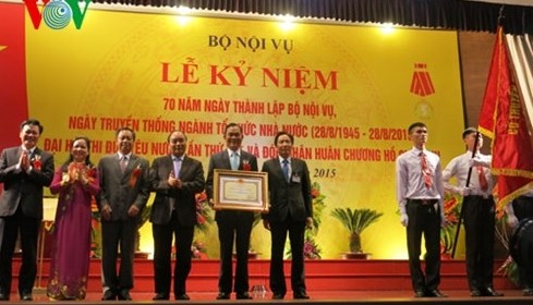 Nguyen Xuan Phuc nimmt an Feier zum 70. Gründungstag des Innenministeriums teil