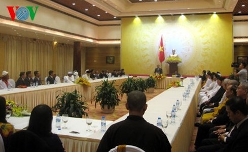 Vize-Premierminister Phuc trifft 42 religiöse Würdenträger