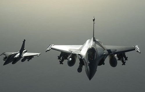 Frankreich fliegt Angriffe auf IS-Lager in Syrien