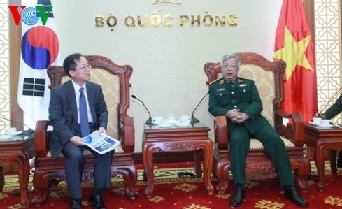 Vietnamesischer Vize-Verteidigungsminister trifft Direktor der KOICA in Vietnam