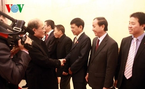 Nguyen Sinh Hung trifft Mitarbeiter der vietnamesischen Botschaft in Peking
