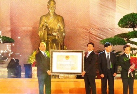 Übergabe der Urkunde als besonderes nationales Denkmal für den Trang Trinh-Tempel
