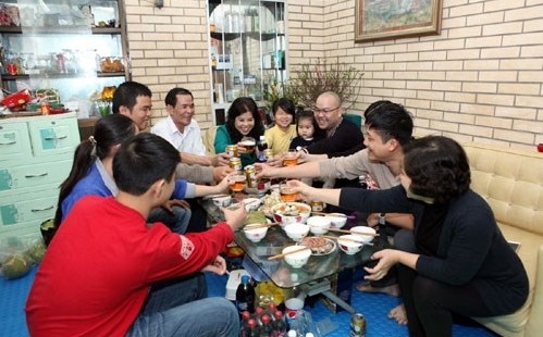 Ausländer und das traditionelle vietnamesische Neujahrsfest Tet 