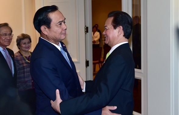 Premierminister Nguyen Tan Dung trifft seinen thailändischen Amtskollegen