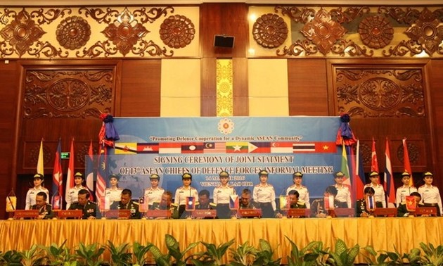 Abschluss des 13. inoffiziellen Treffens der Chefs der ASEAN-Verteidigungskräfte 