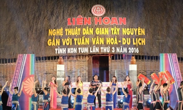 Eröffnung des Festivals der folkloristischen Kunst des Hochlands Tay Nguyen