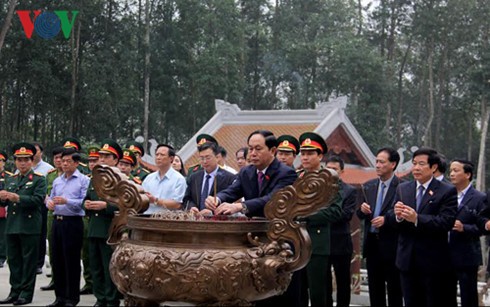 Der Staatspräsident entzündet Räucherstäbchen zur Ehrung Ho Chi Minhs