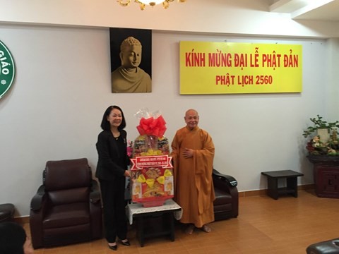 Die Leiterin der KPV-Abteilung für Öffentlichkeitsarbeit beglückwünscht Buddhisten