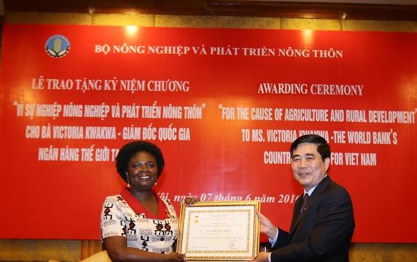 Victoria Kwakwa erhält Erinnerungsnadel “Für Landwirtschaft Vietnams”