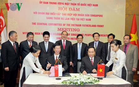 Vietnam und Singapur verstärken Zusammenarbeit und Volksaustausch