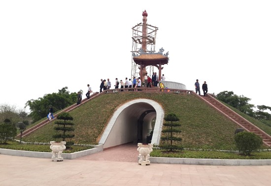 In Ausland lebende vietnamesische Jugendliche besuchen alte Zitadelle Quang Tri