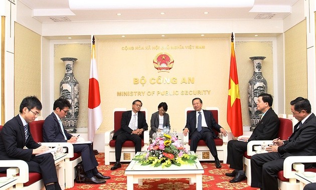 Minister für öffentliche Sicherheit To Lam trifft Japans Botschafter in Vietnam 