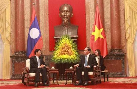 Staatspräsident Tran Dai Quang trifft Laos Premierminister Thongloun Sisoulith