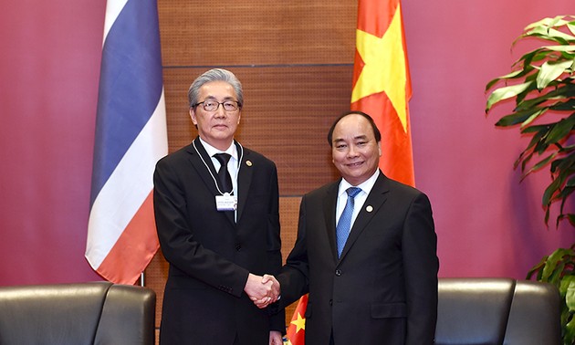 Premierminister Nguyen Xuan Phuc trifft Thailands Vizepremierminister Somkid 