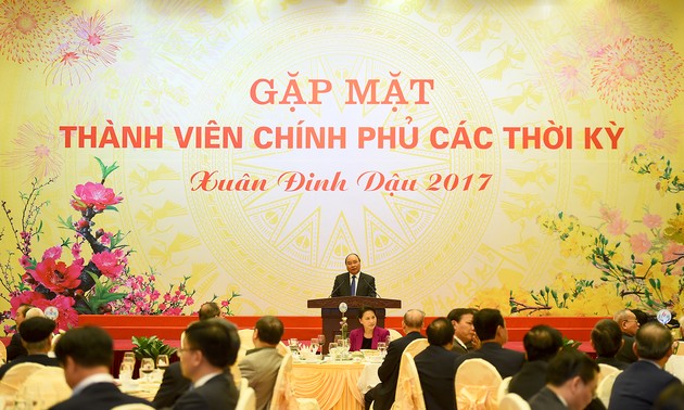  Nguyen Xuan Phuc trifft Kabinettsmitglieder verschiedener Amtszeiten