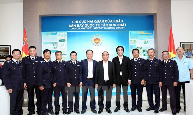 Nguyen Xuan Phuc besucht Zollabteilung am internationalen Flughafen Tan Son Nhat