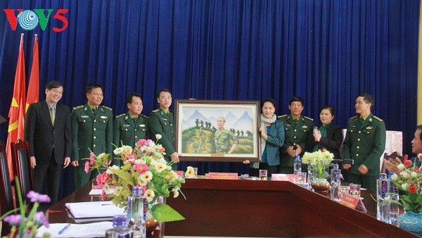 Soldaten der Grenzstation Pa Tan helfen Einwohnern bei der Wirtschaftsentwicklung