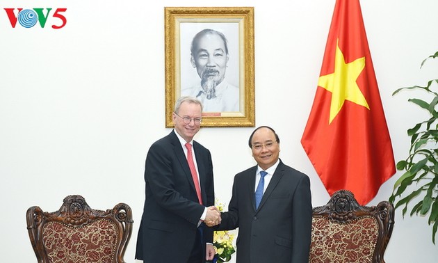 Premierminister Nguyen Xuan Phuc trifft den Vorstandsvorsitzenden von Alphabet Inc.