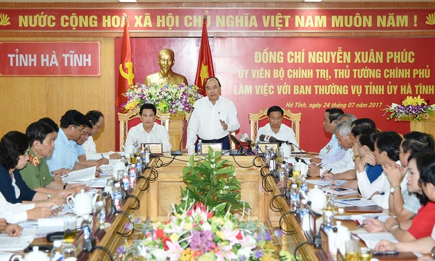 Premierminister Nguyen Xuan Phuc tagt mit Leitern der Provinz Ha Tinh