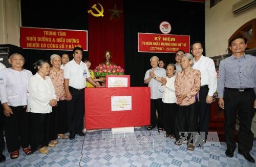 Nguyen Phu Trong überreicht Geschenke an Menschen mit verdienstvollen Leistungen in Hanoi