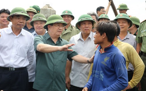 Vizepremierminister Trinh Dinh Dung leitet Arbeit zur Reaktion auf Taifun Doksuri