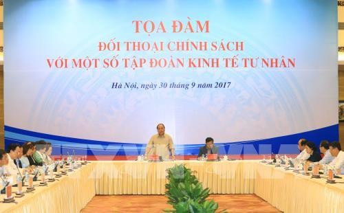 Premierminister Nguyen Xuan Phuc führt Dialog mit Privatkonzernen
