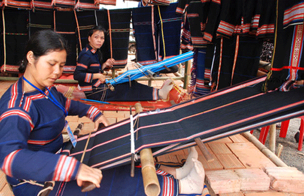 Die Volksgruppe der Ba Na bewahrt das traditionelle Brokatweben