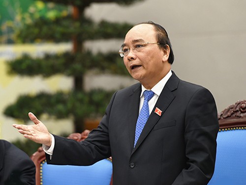 Premierminister Nguyen Xuan Phuc tagt mit Leitern von drei Universitäten