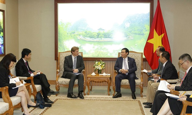Vizepremierminister Vuong Dinh Hue empfängt den Direktor für Asien-Pazifik-Region der WEF 