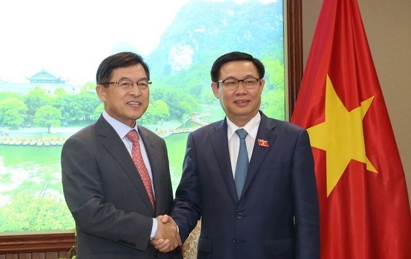 Vuong Dinh Hue würdigt Einsatz der in Vietnam hergestellten Ersatzteile durch Samsung