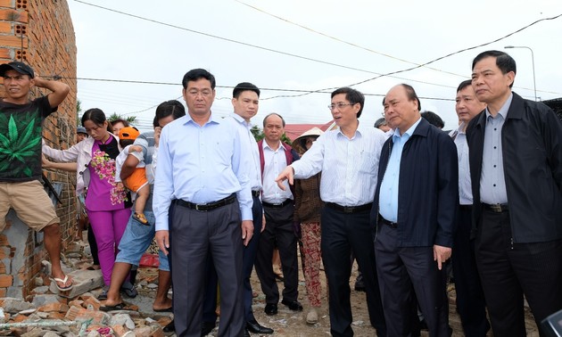 Nguyen Xuan Phuc überprüft die Beseitigung der Folgen von Taifun Damrey in Khanh Hoa
