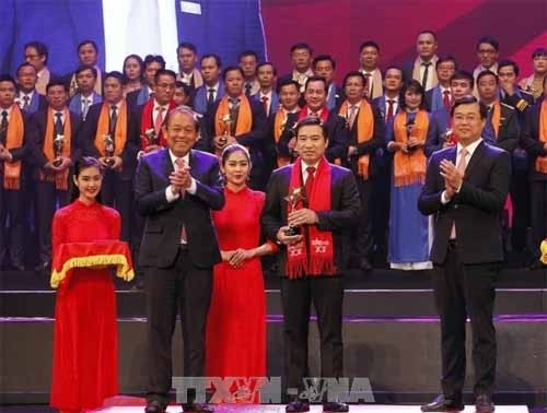 Preis “Roter Stern 2017” an herausragende junge vietnamesische Unternehmer verliehen