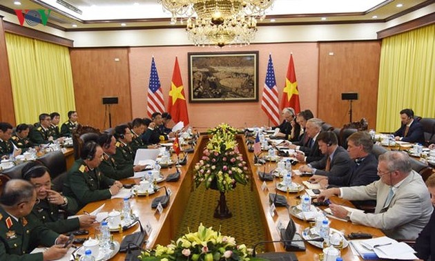 Verteidigungsminister Ngo Xuan Lich führt Gespräch mit seinem US-Kollegen James Mattis