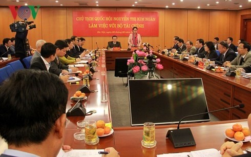 Parlamentspräsidentin Nguyen Thi Kim Ngan tagt mit Finanzministerium
