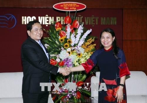Vietnamesische Frauen spielen eine wichtige Rolle bei Aufbau und Verteidigung des Landes