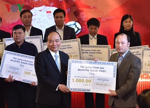 Premierminister Nguyen Xuan Phuc überreicht Geschenke an die 20 ärmsten Kreise